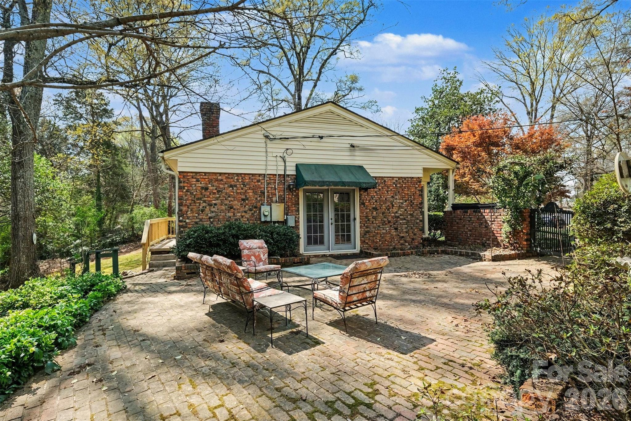 370 Summit Court SE