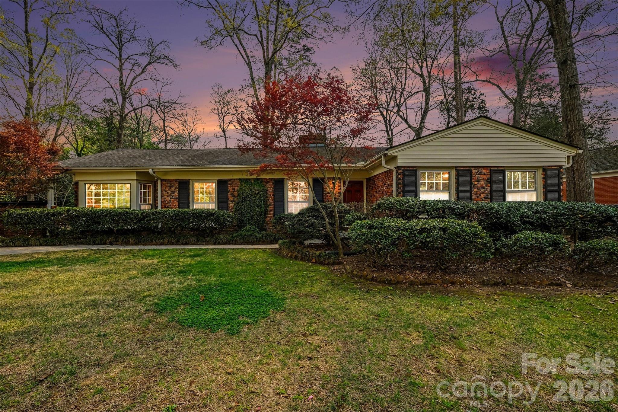 370 Summit Court SE