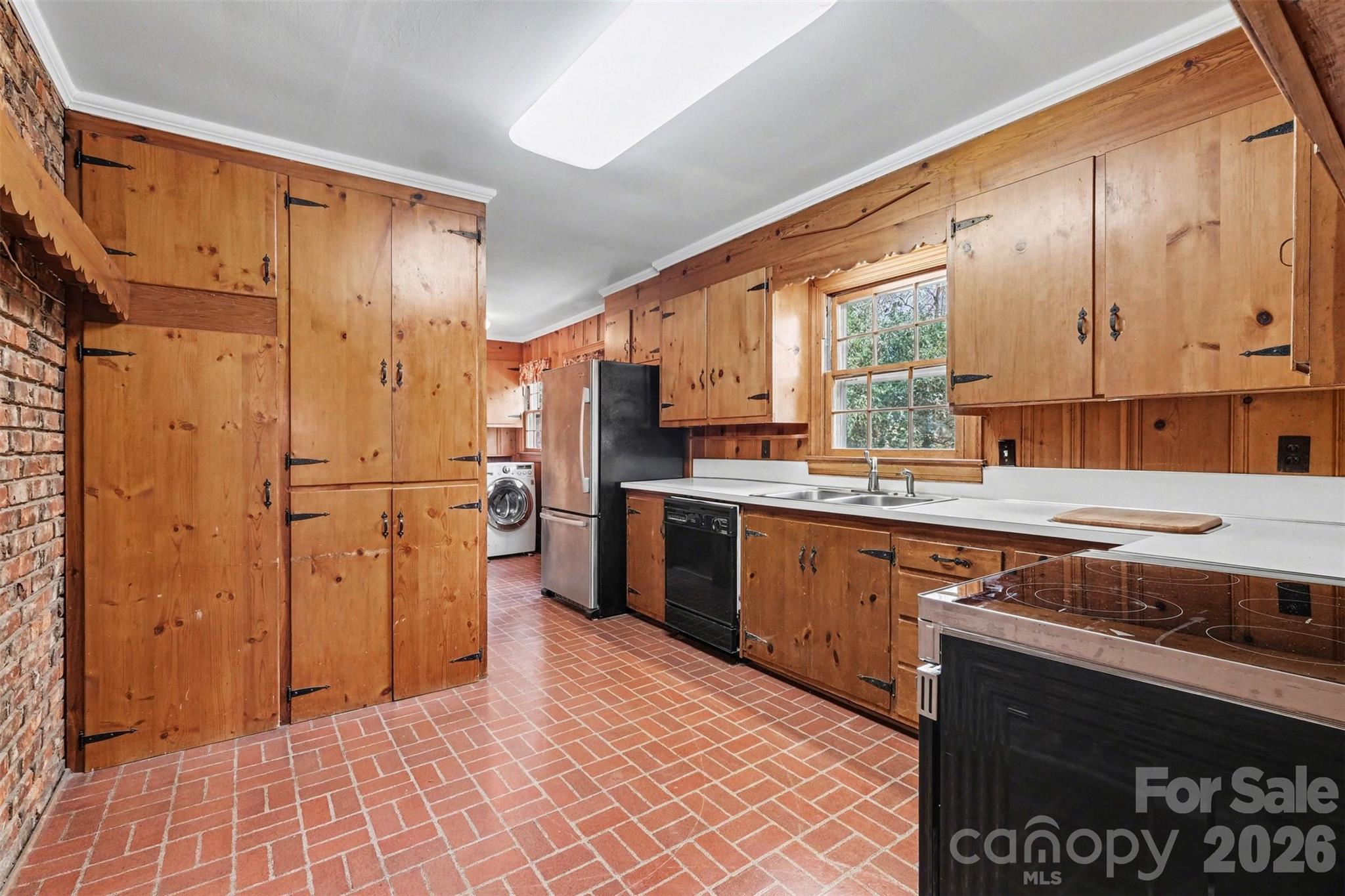 370 Summit Court SE
