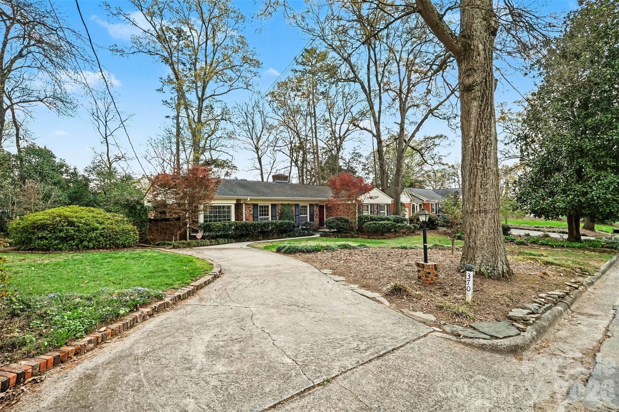 370 Summit Court SE