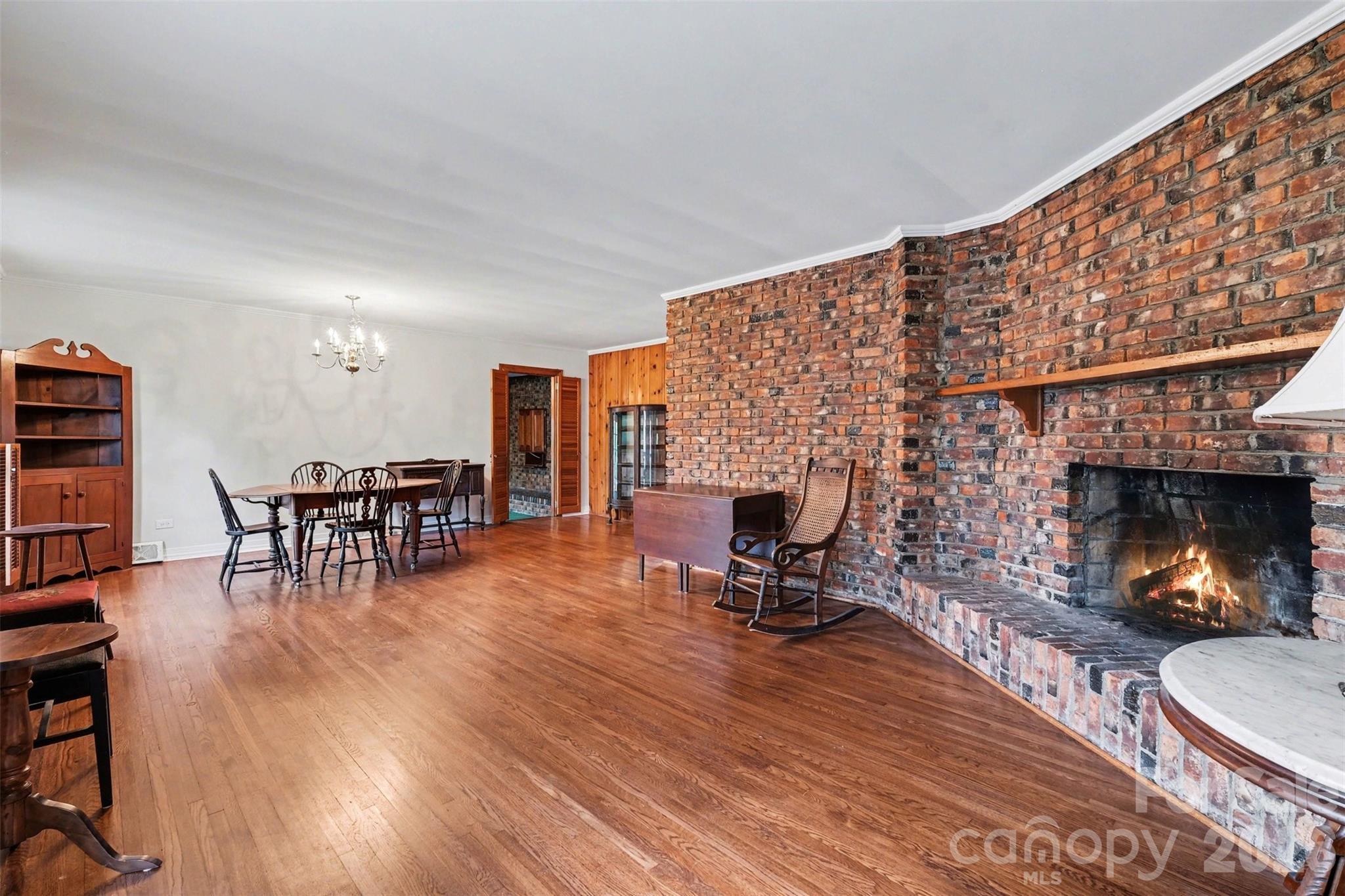 370 Summit Court SE