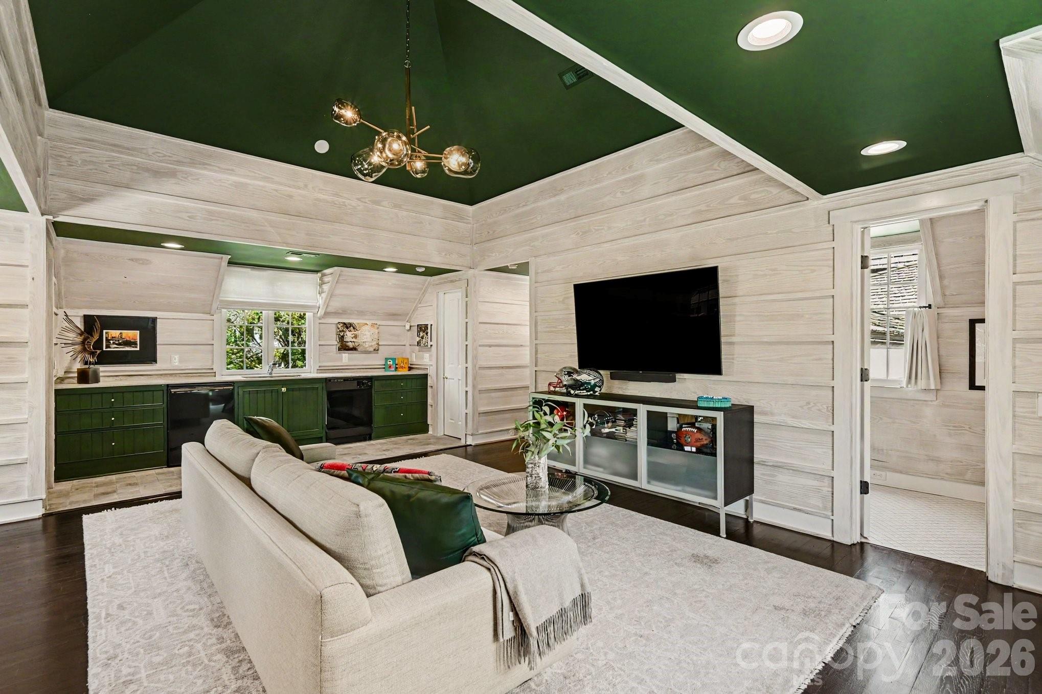 1516 Queens Road W