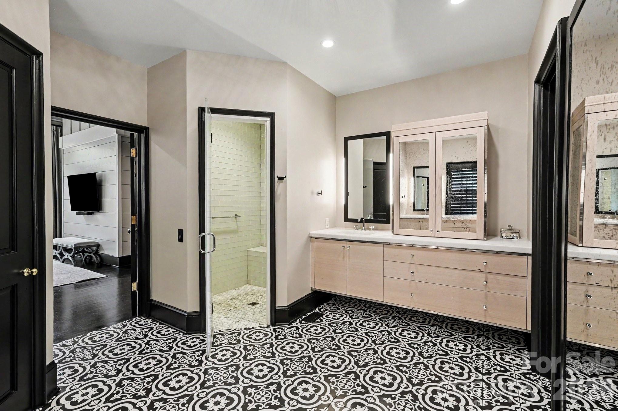 1516 Queens Road W
