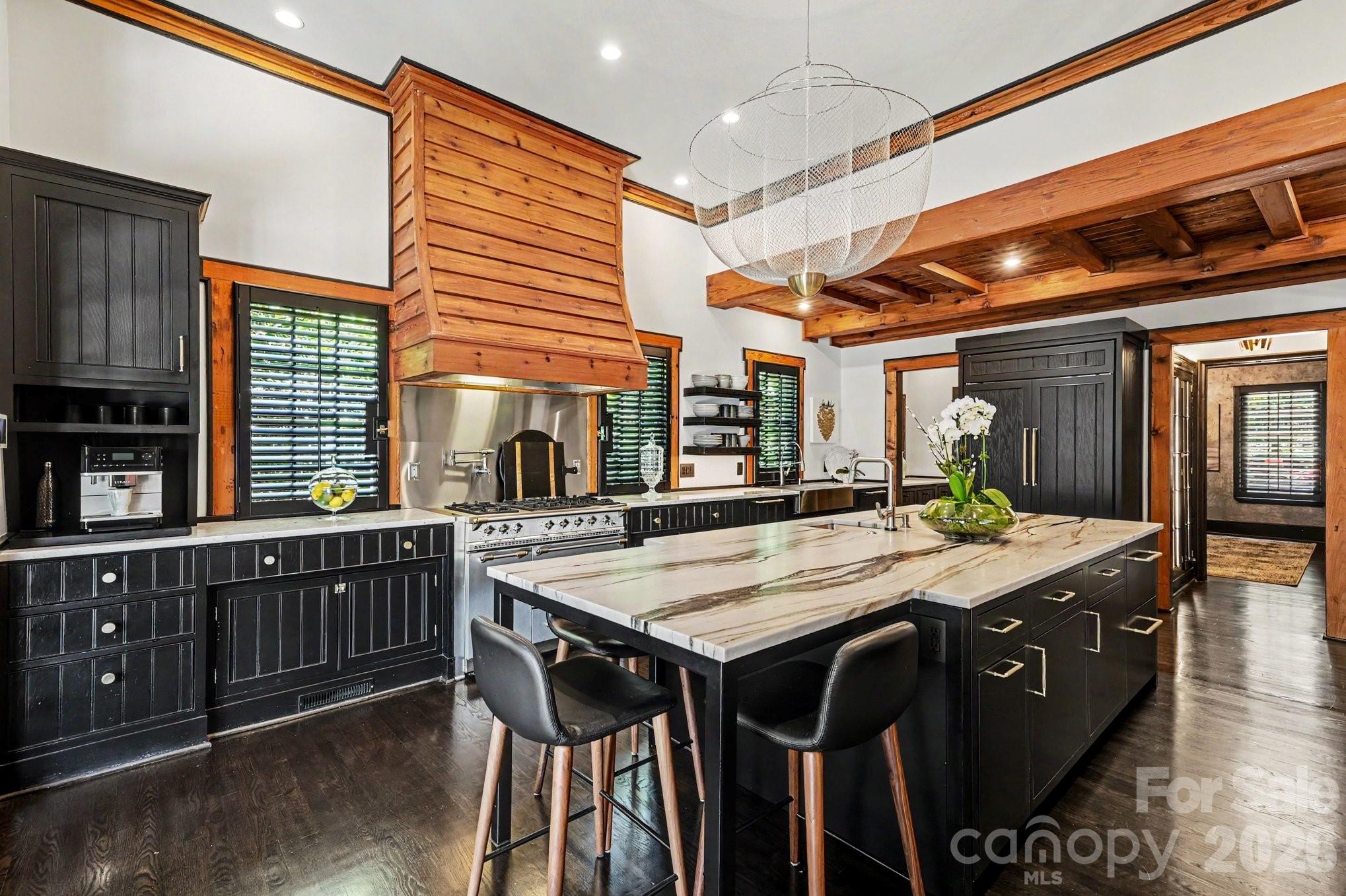 1516 Queens Road W