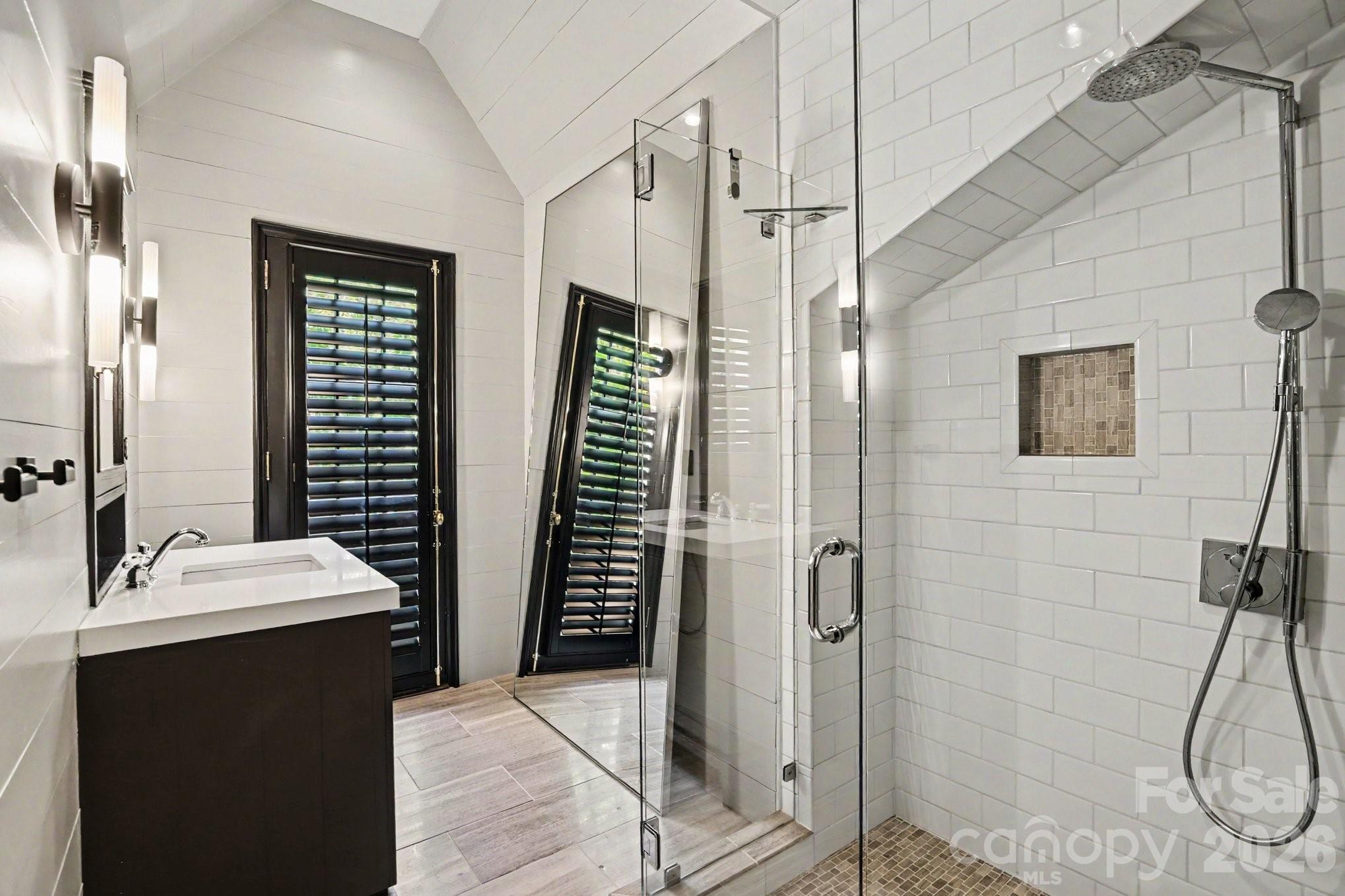 1516 Queens Road W
