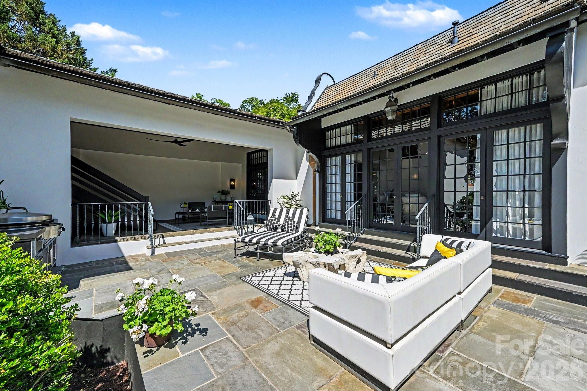 1516 Queens Road W