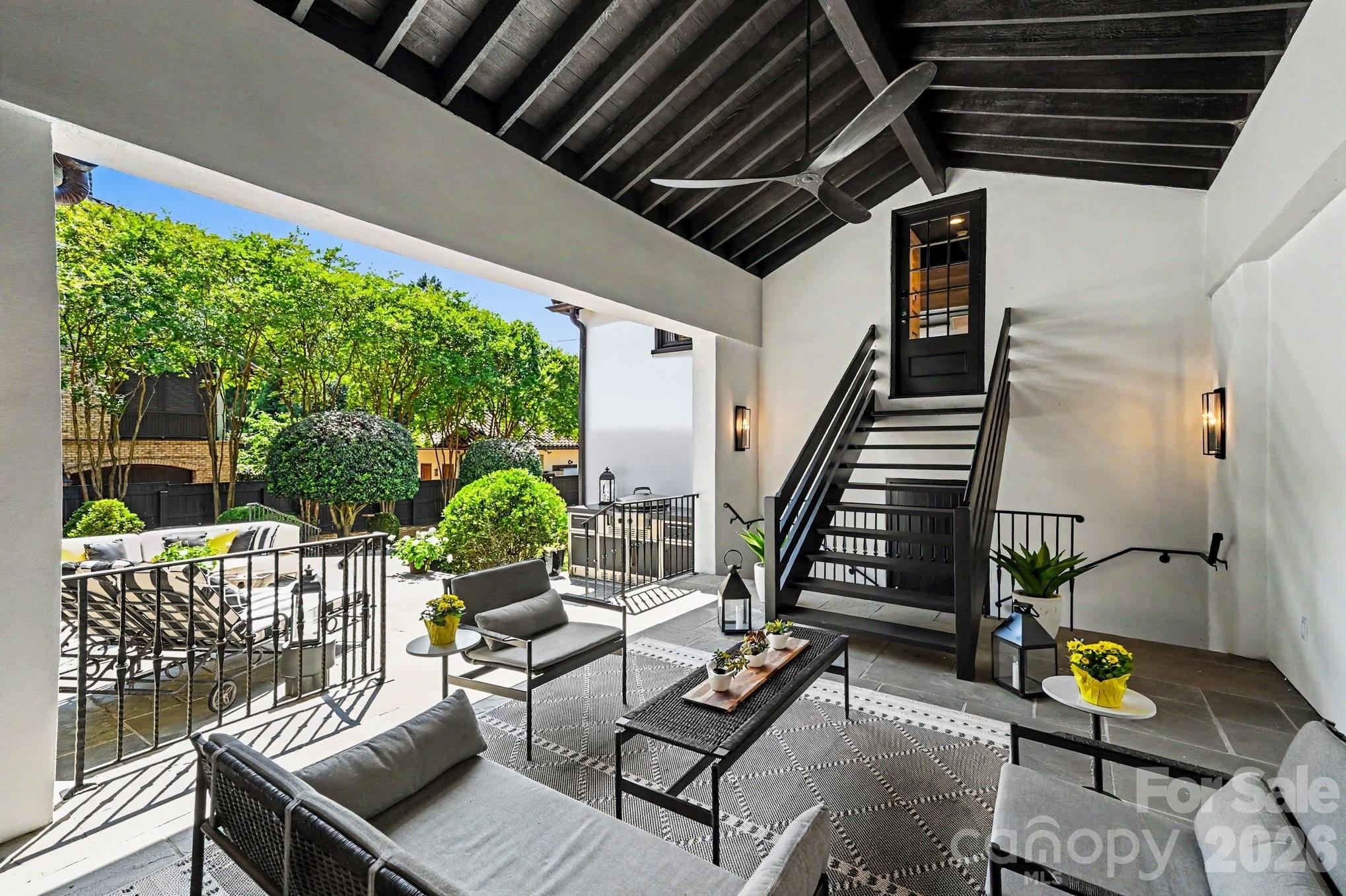 1516 Queens Road W