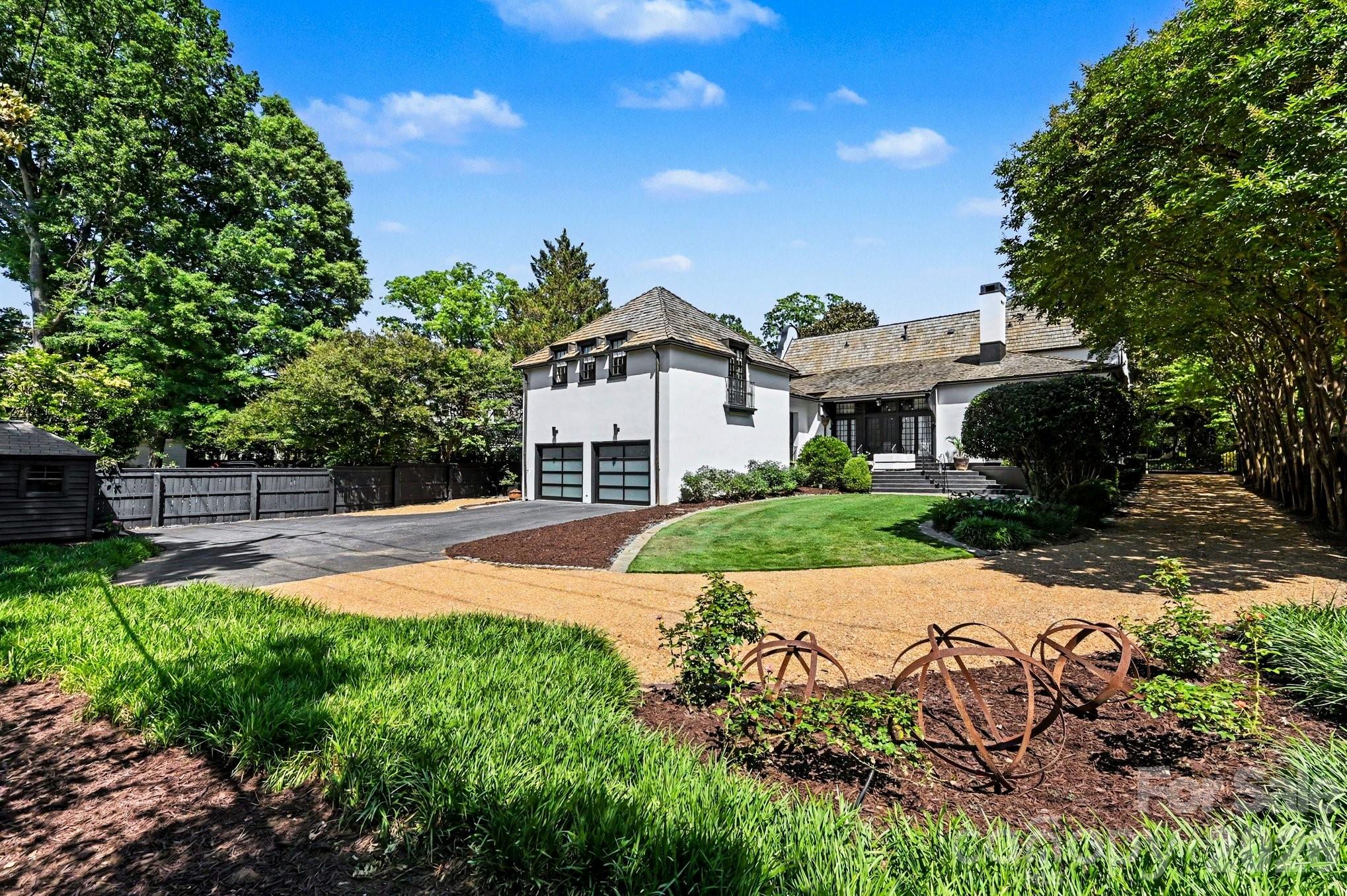 1516 Queens Road W