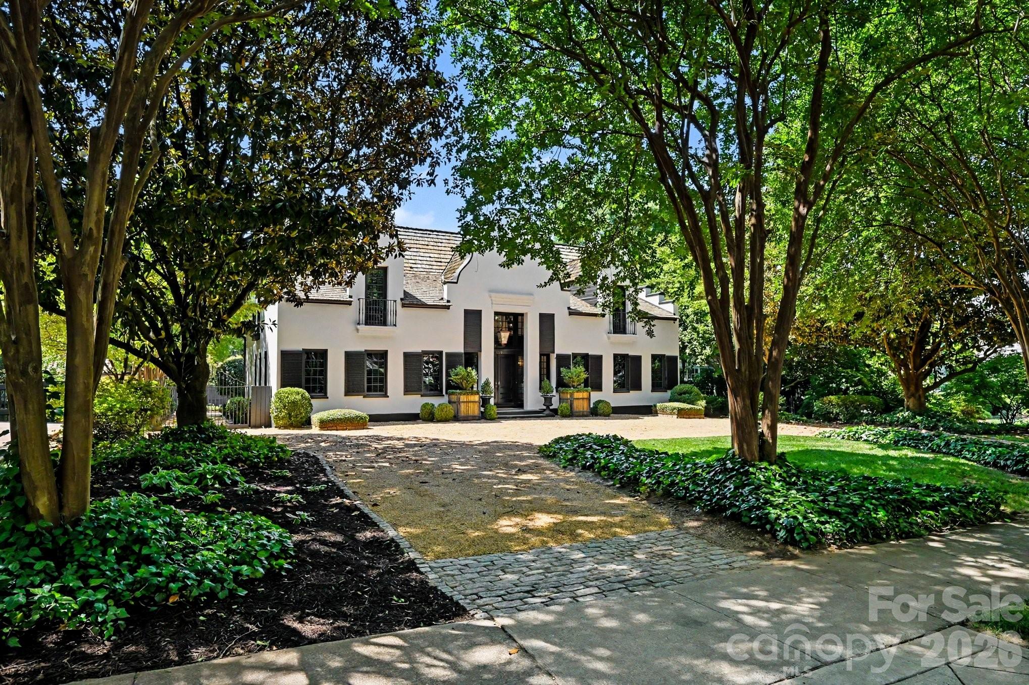 1516 Queens Road W