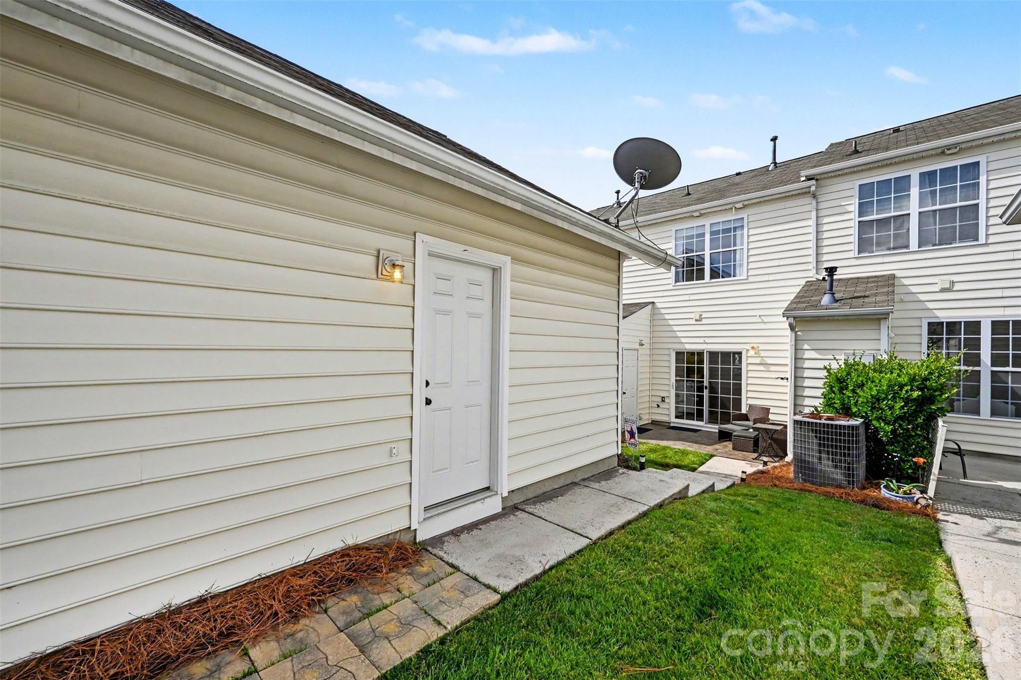 1033 Woodglen Lane