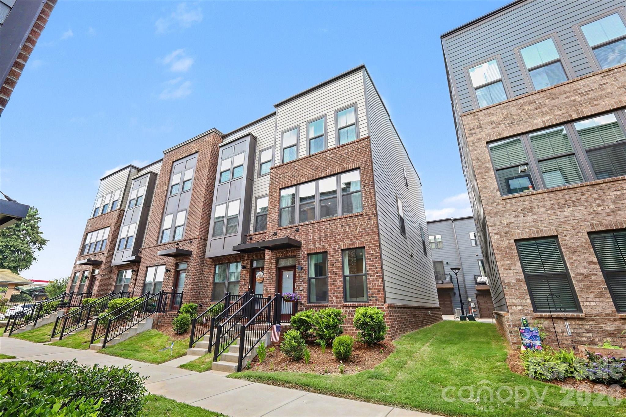 1018 Simcoe Lane