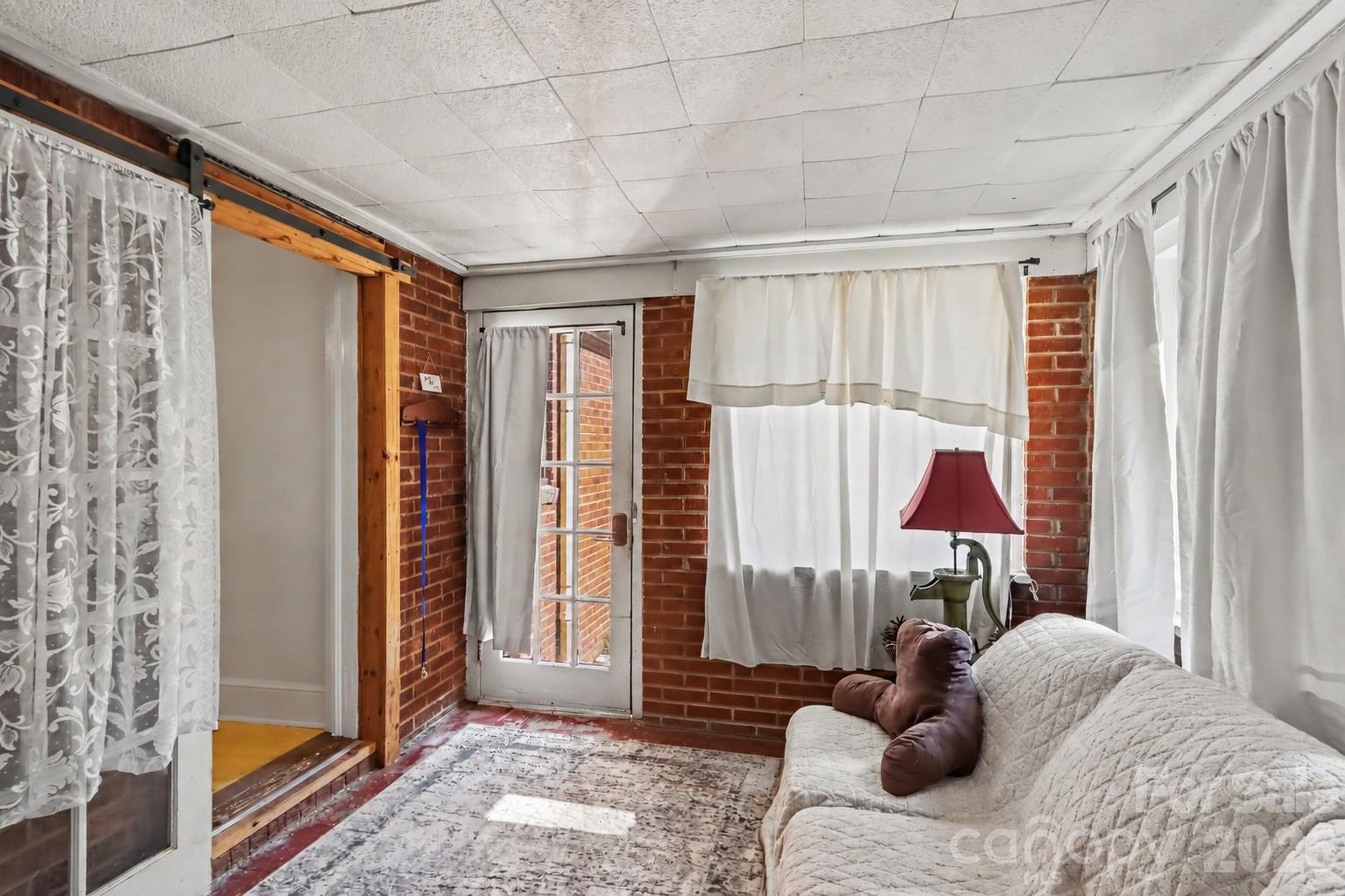 5528 Oak Drive