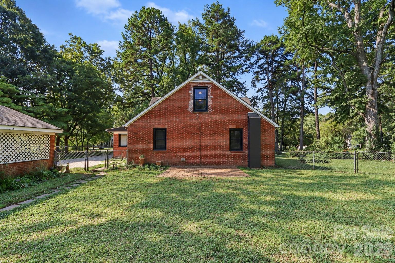 5528 Oak Drive