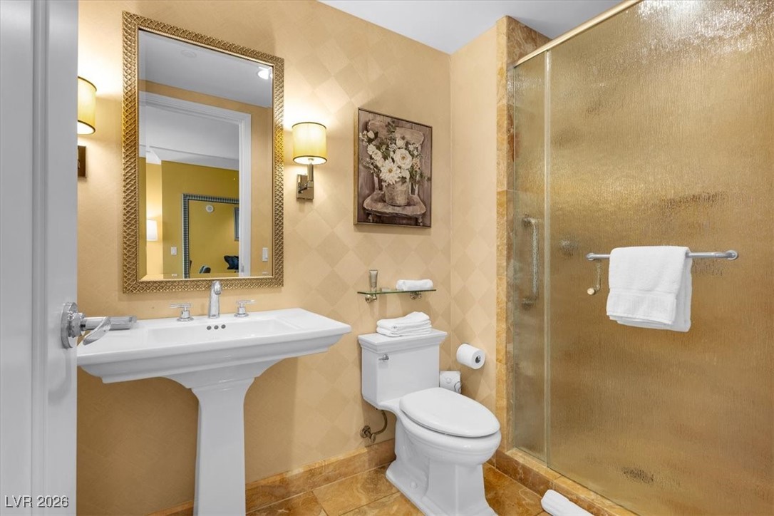 2000 North Fashion Show Drive 5326