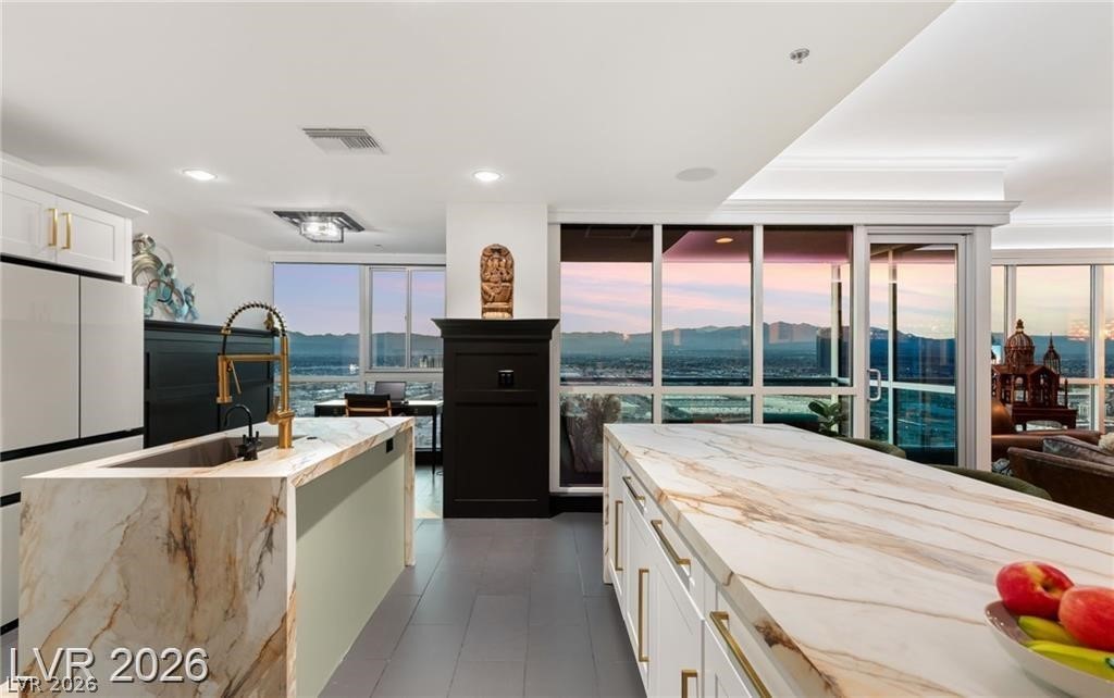 4575 Dean Martin Drive 2806