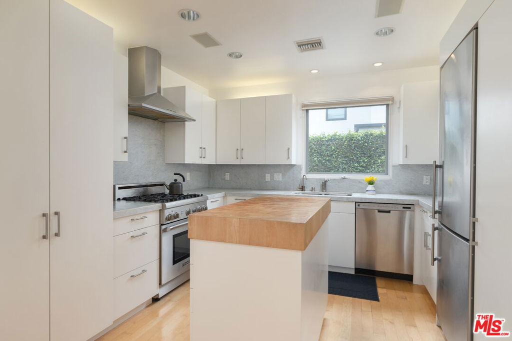 816 N La Jolla Avenue