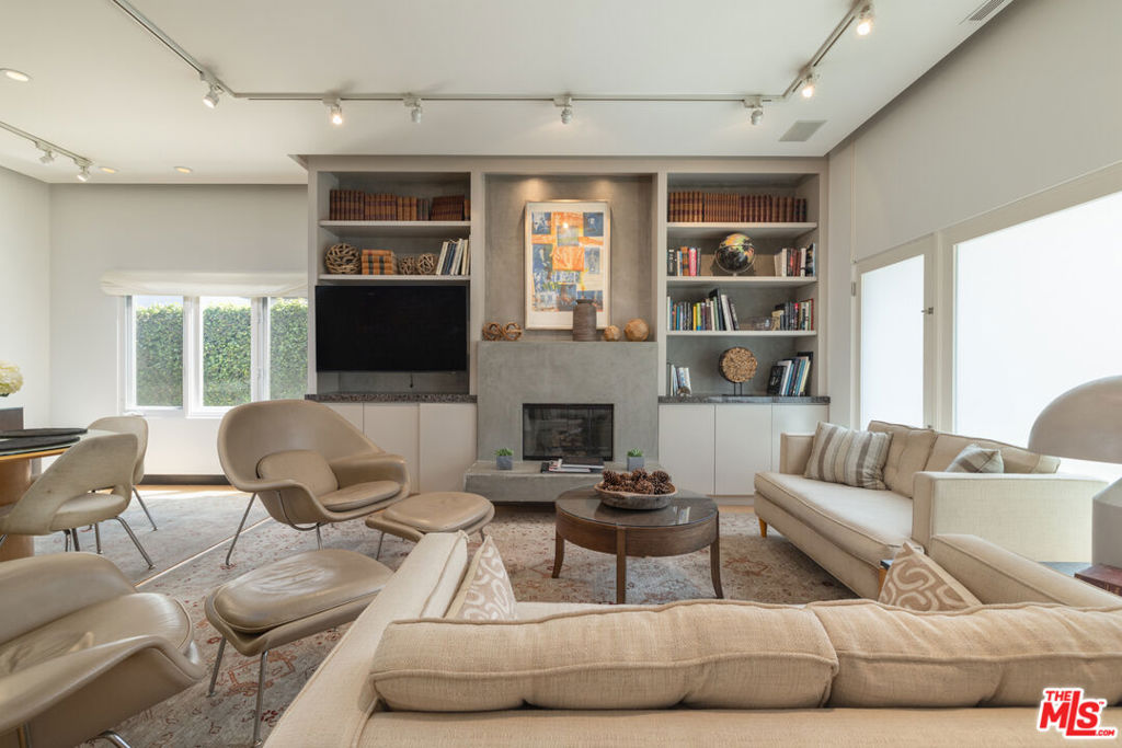 816 N La Jolla Avenue