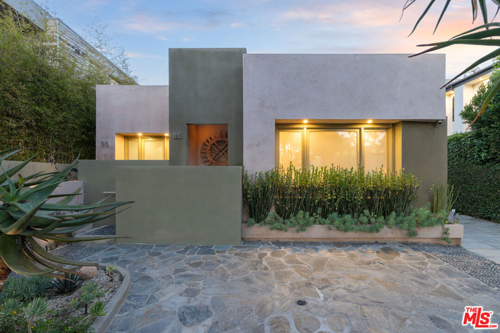 816 N La Jolla Avenue