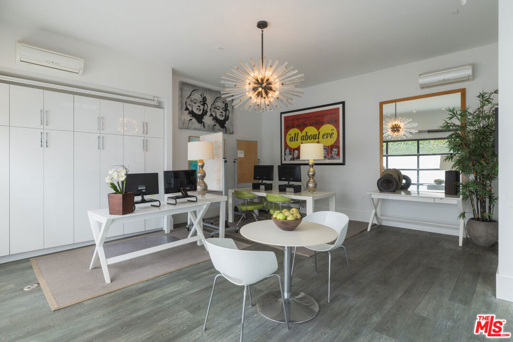 816 N La Jolla Avenue