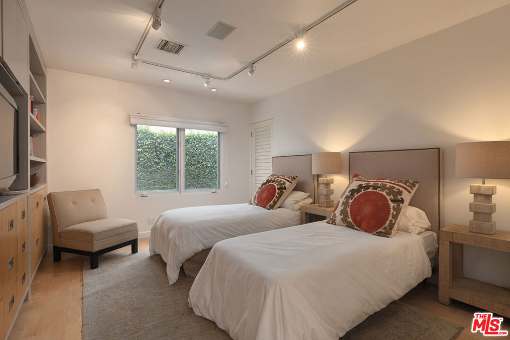 816 N La Jolla Avenue
