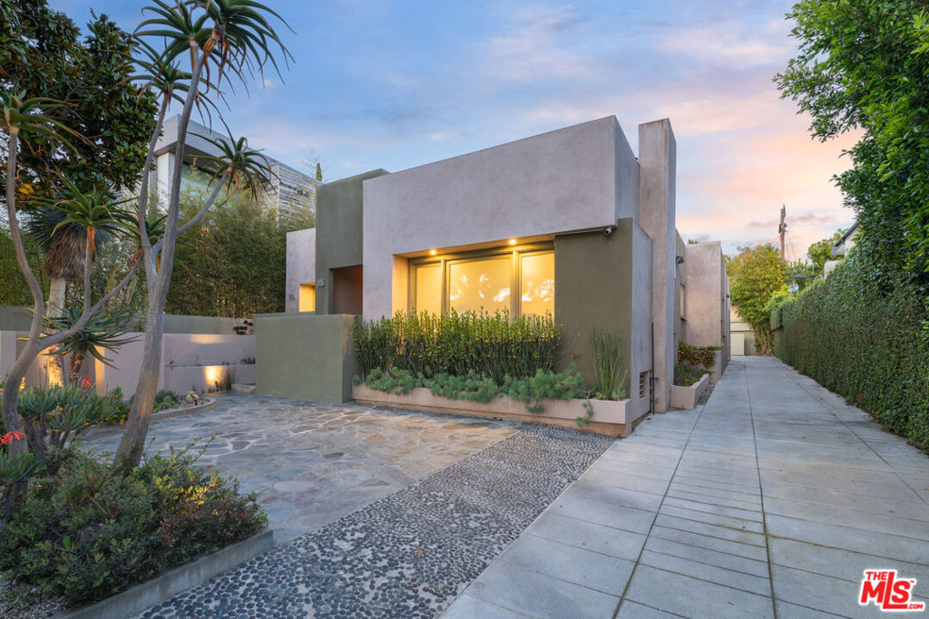 816 N La Jolla Avenue