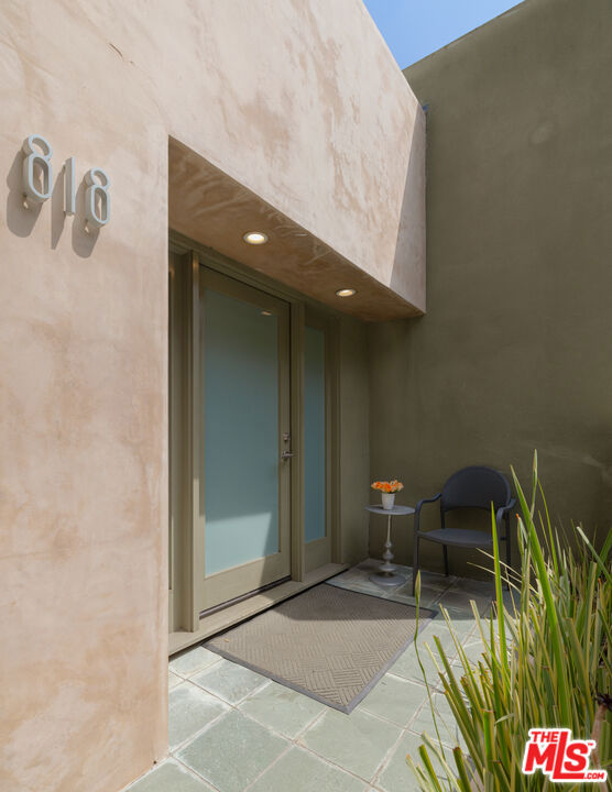 816 N La Jolla Avenue