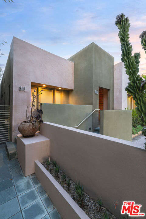816 N La Jolla Avenue