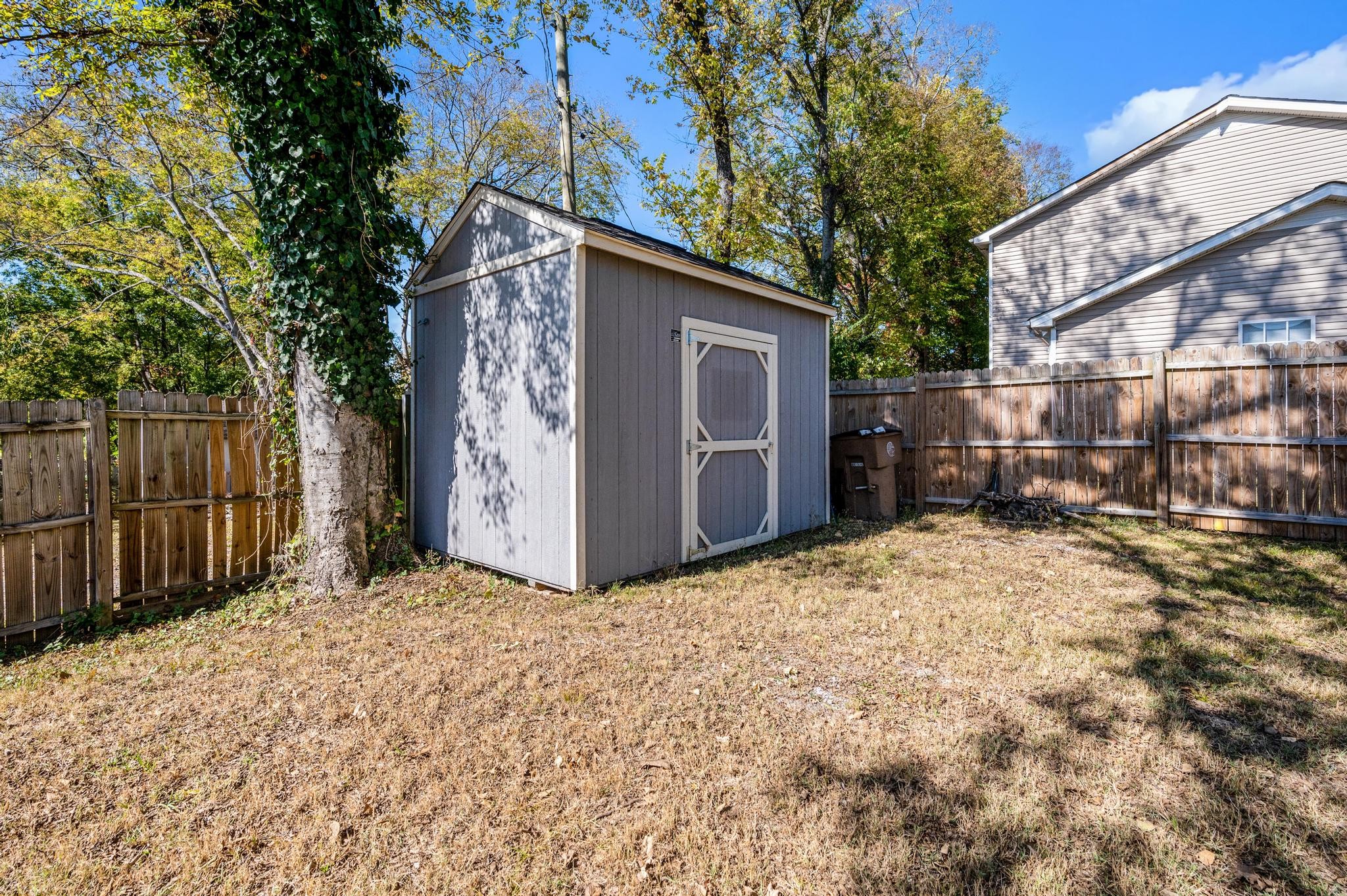 901 Douglas Ave