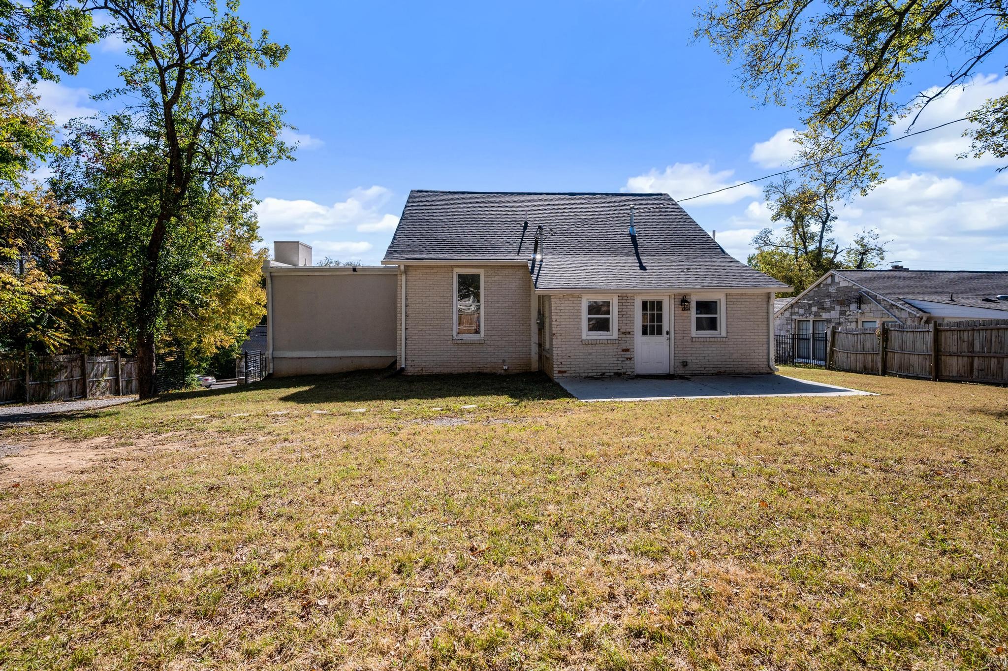 901 Douglas Ave