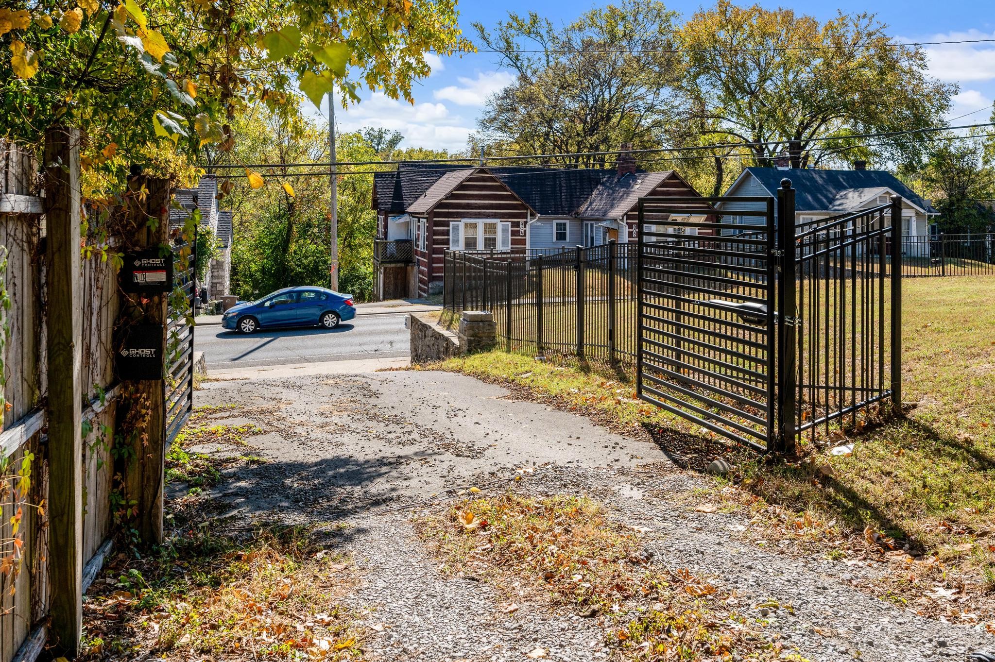 901 Douglas Ave