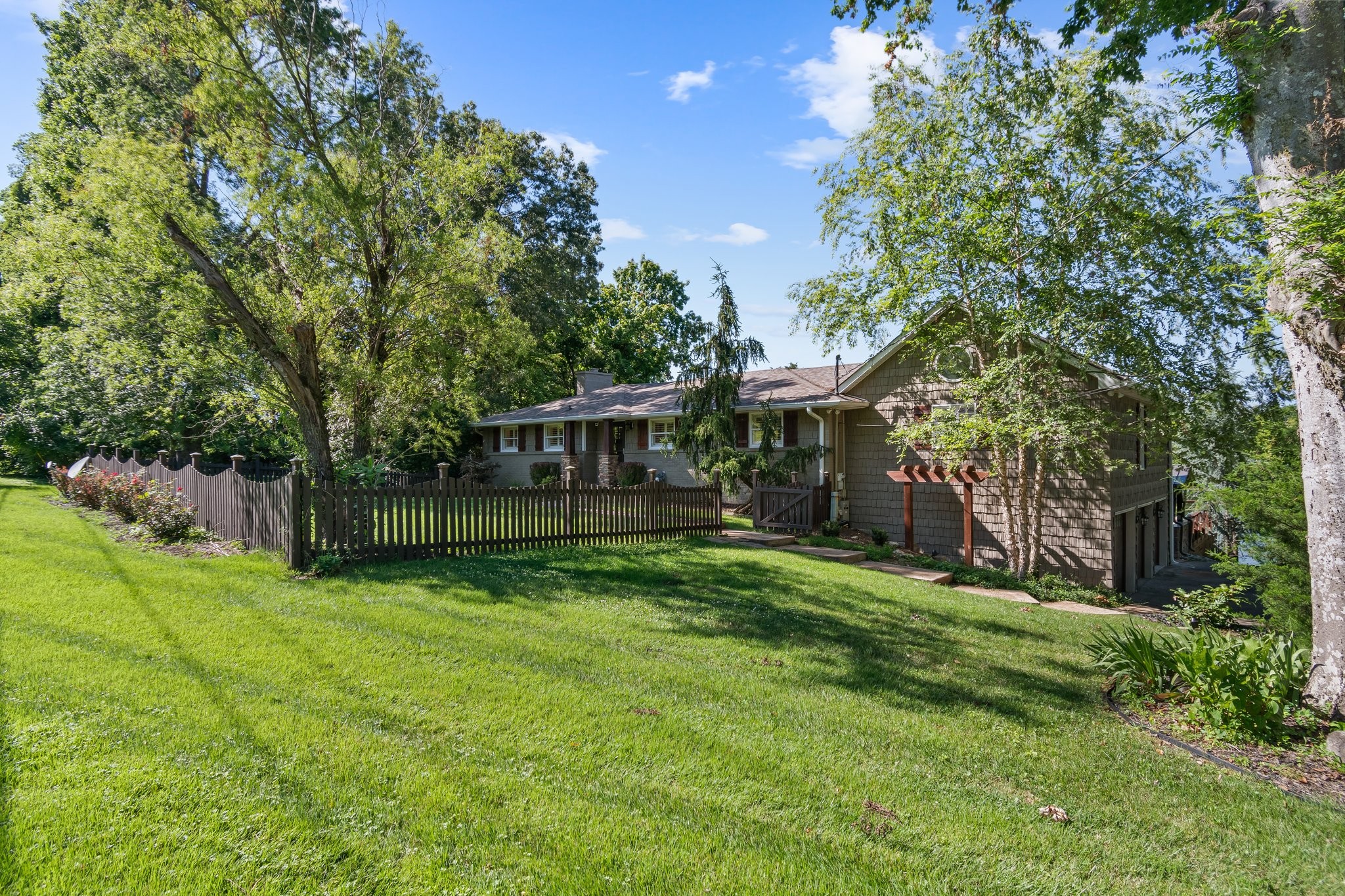 391 Lakeshore Dr
