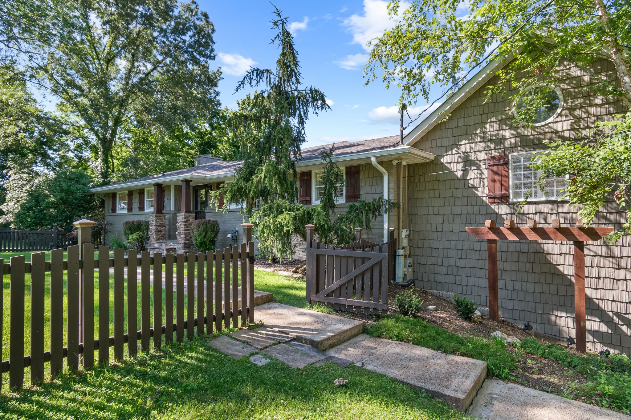 391 Lakeshore Dr