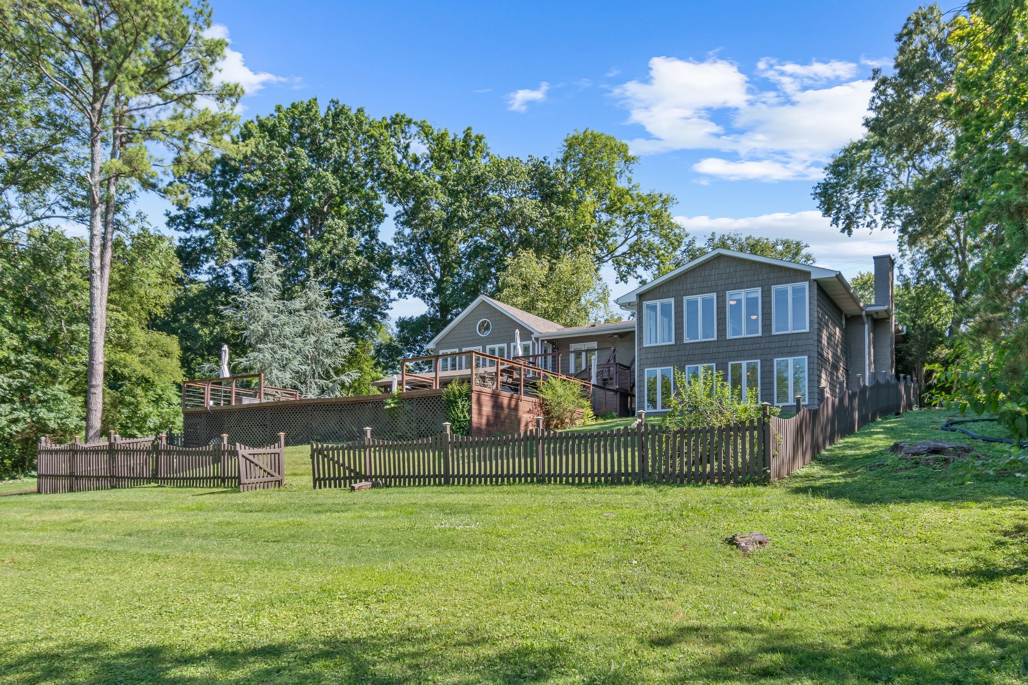 391 Lakeshore Dr