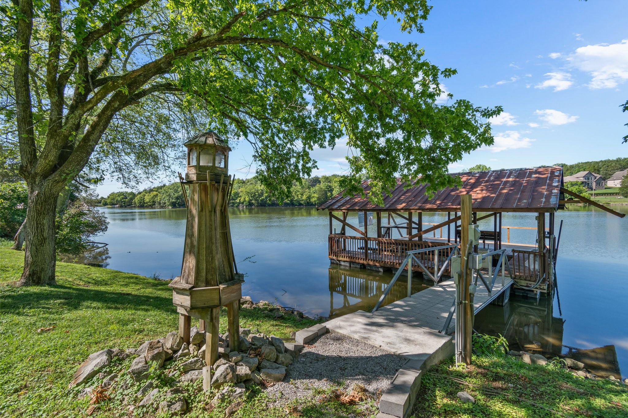 391 Lakeshore Dr