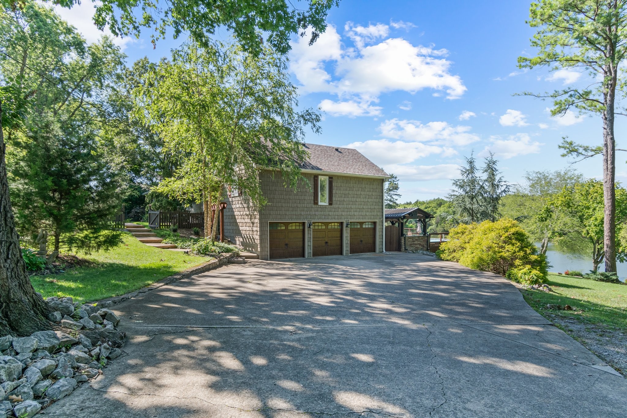 391 Lakeshore Dr