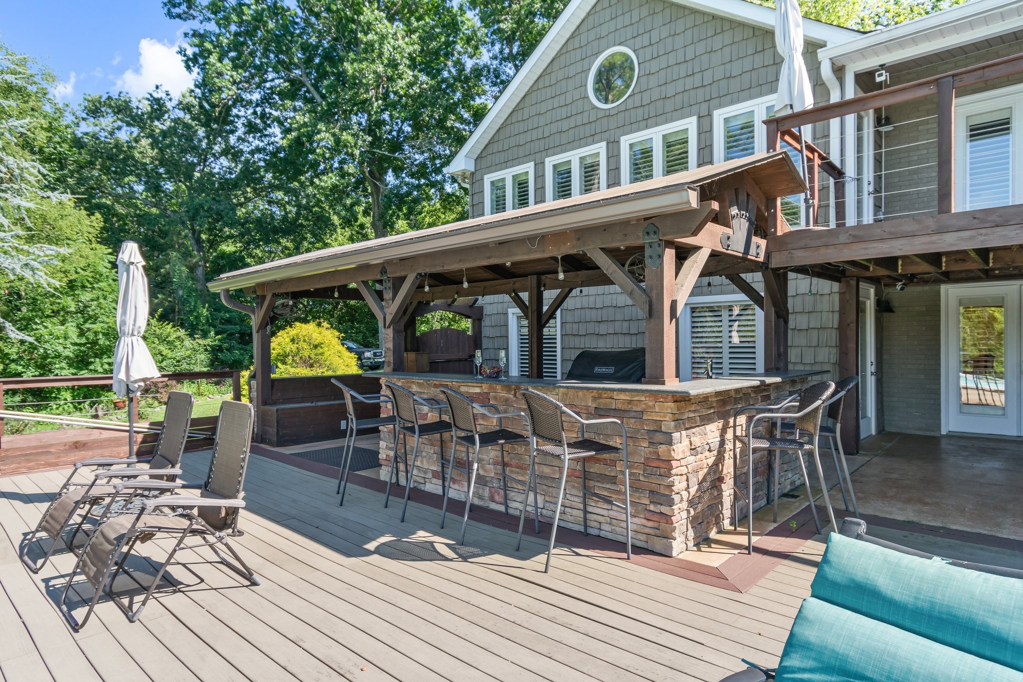 391 Lakeshore Dr
