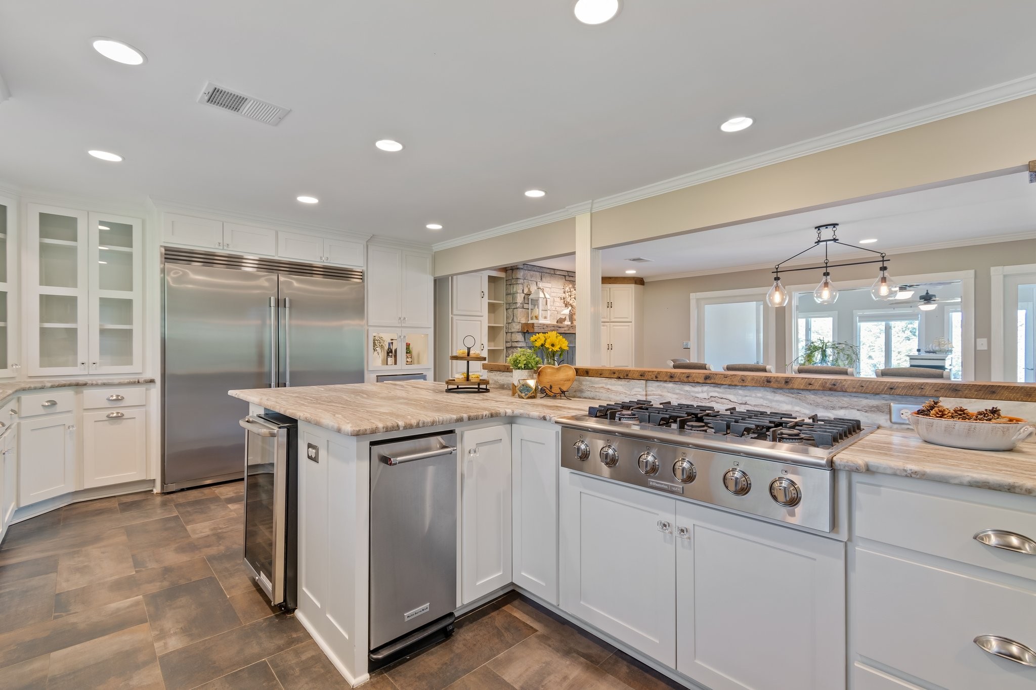391 Lakeshore Dr