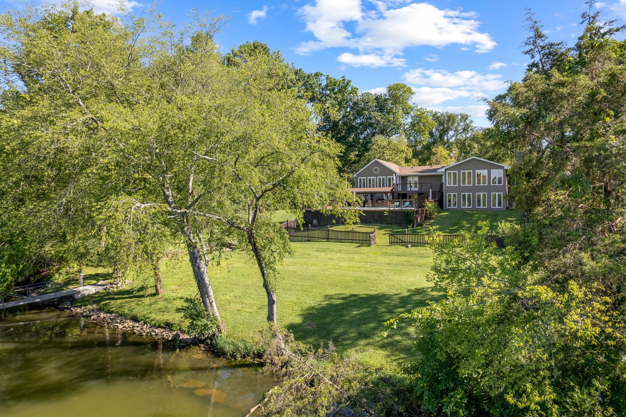 391 Lakeshore Dr