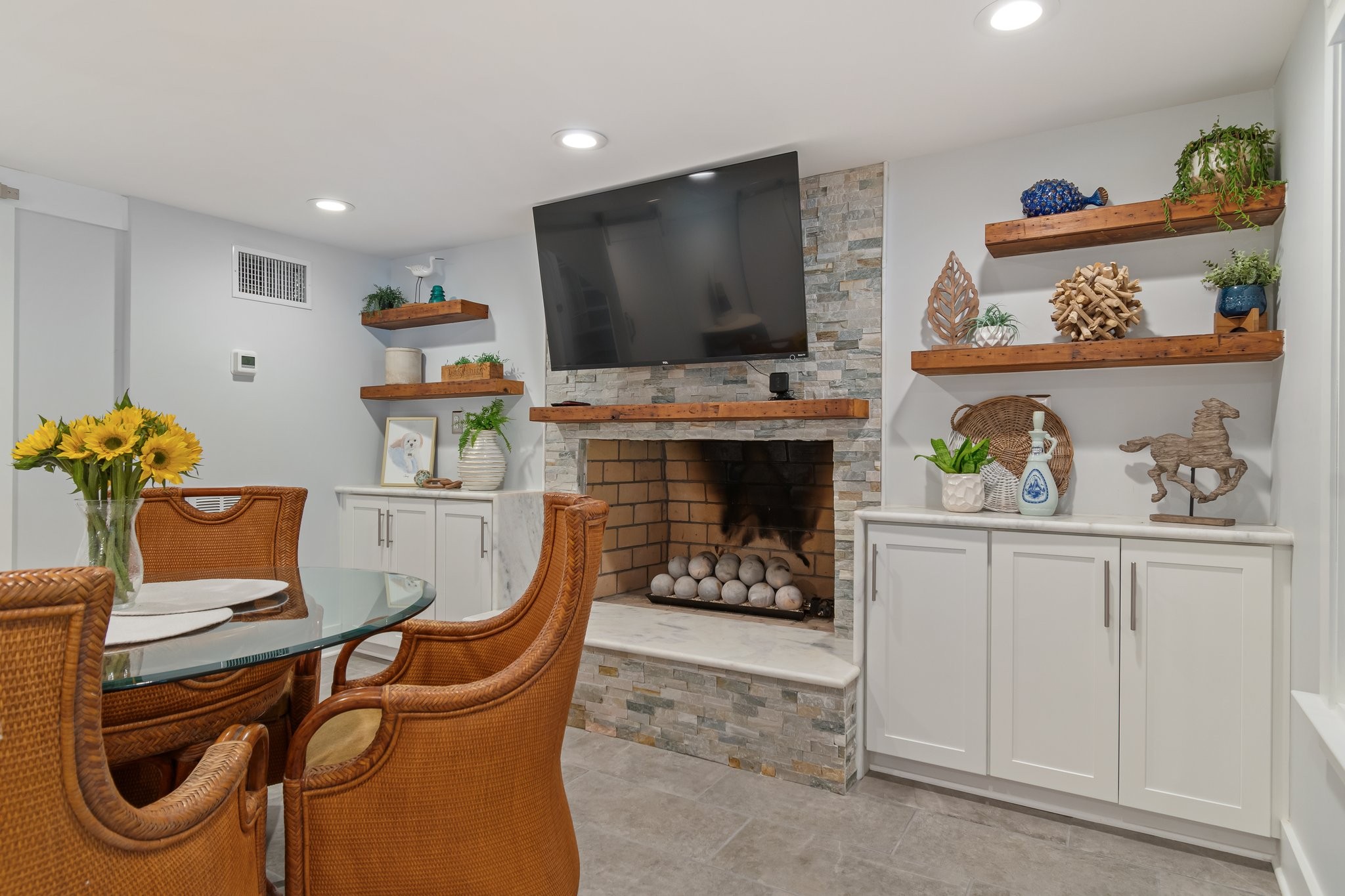 391 Lakeshore Dr