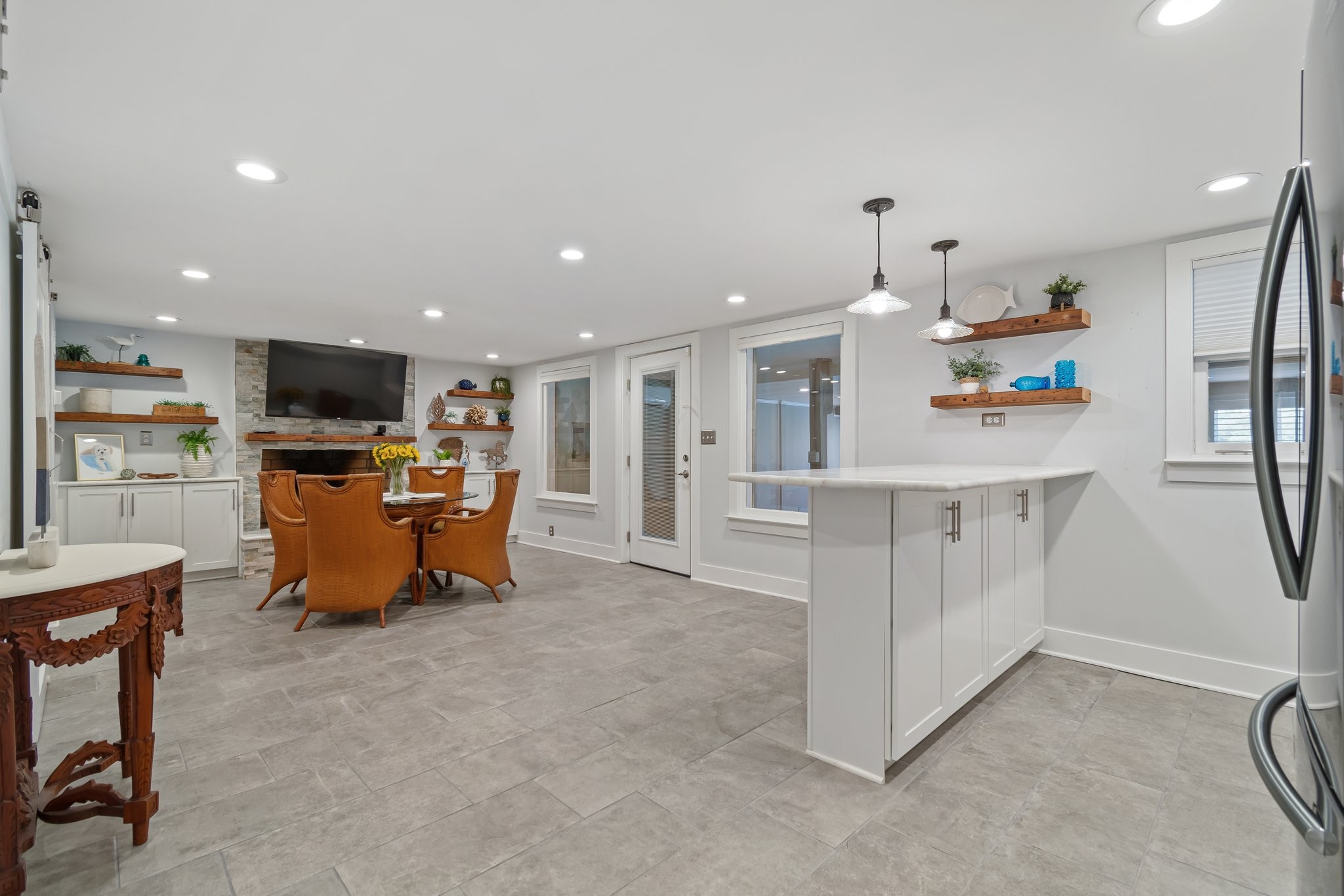 391 Lakeshore Dr