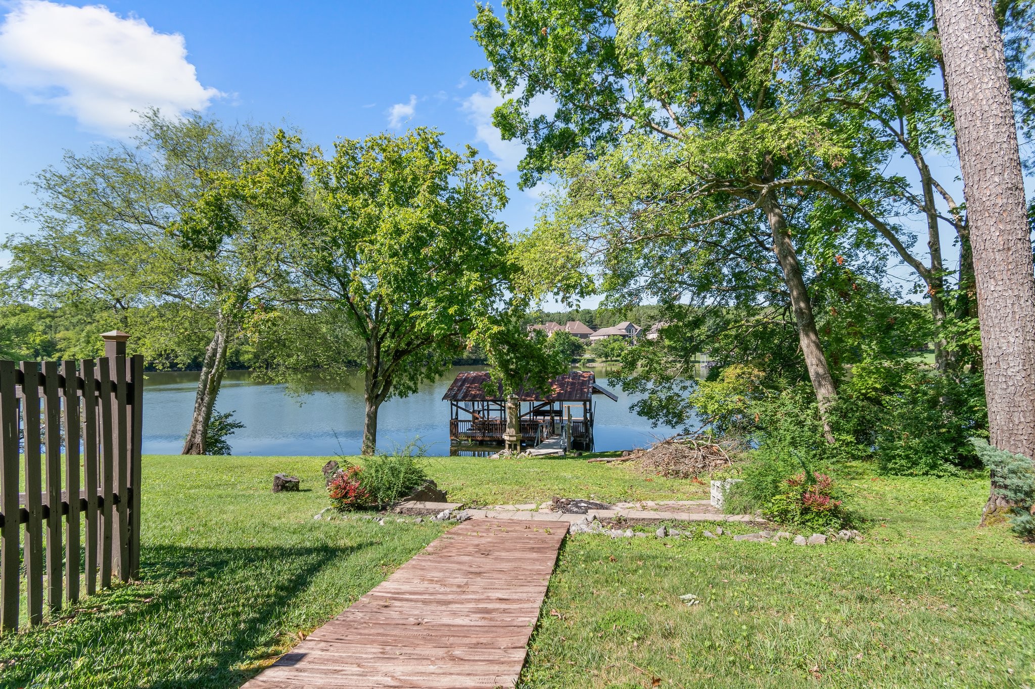 391 Lakeshore Dr