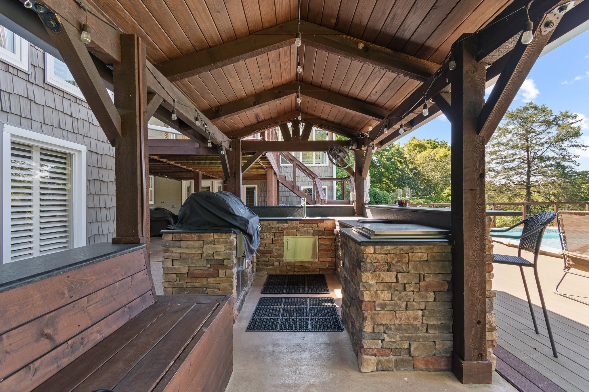 391 Lakeshore Dr
