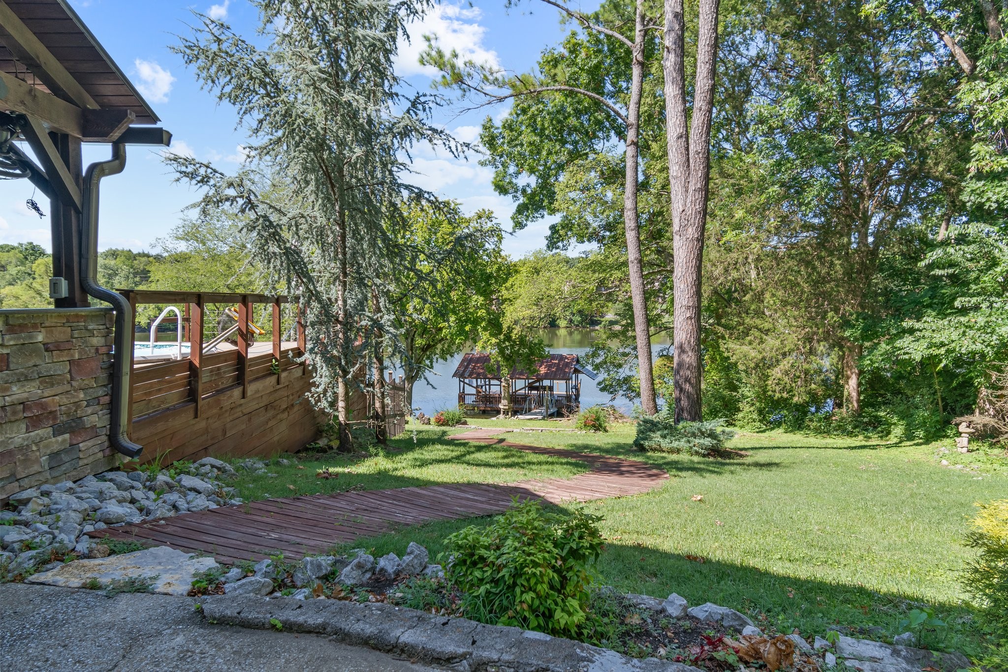 391 Lakeshore Dr