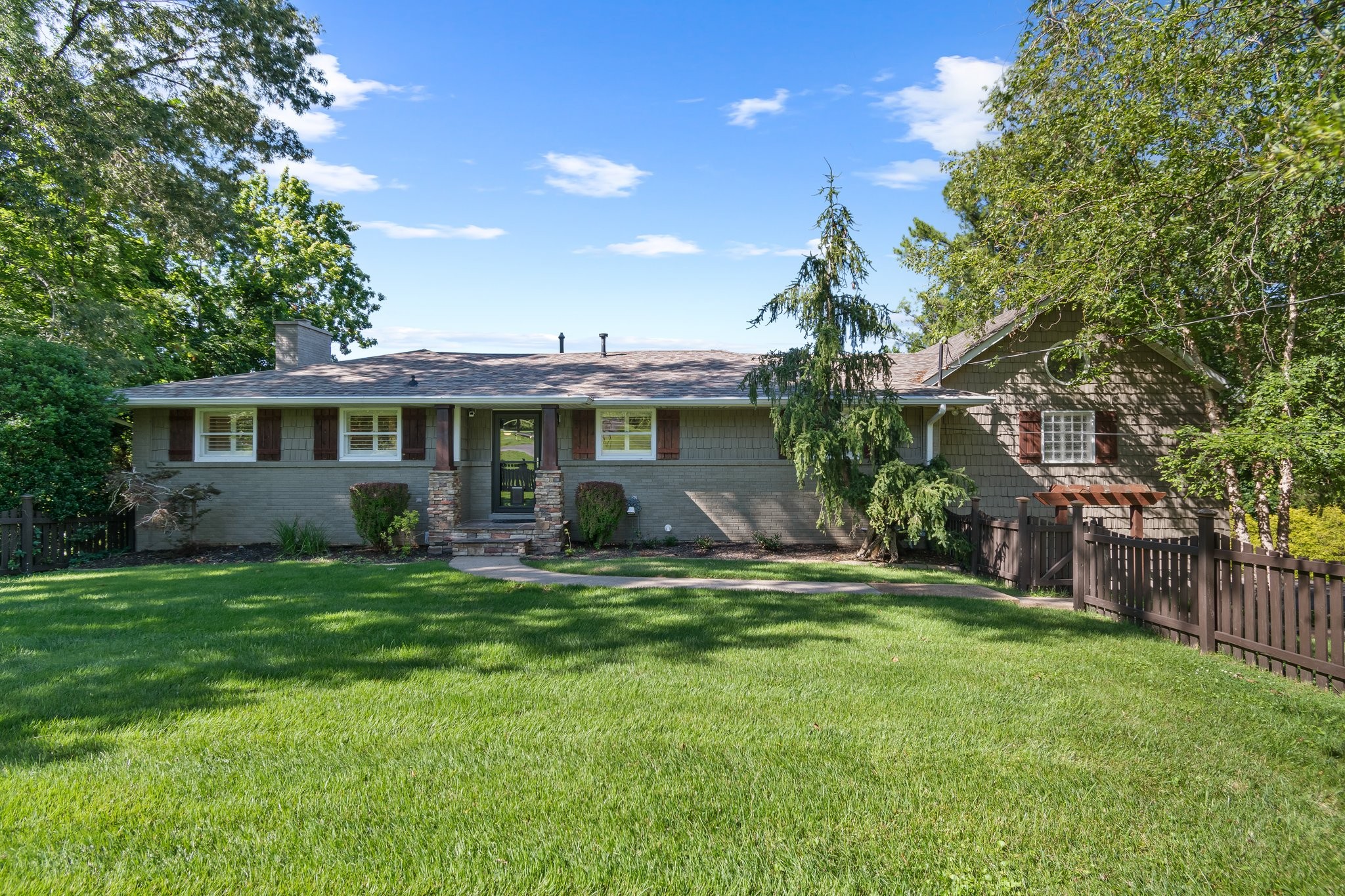 391 Lakeshore Dr