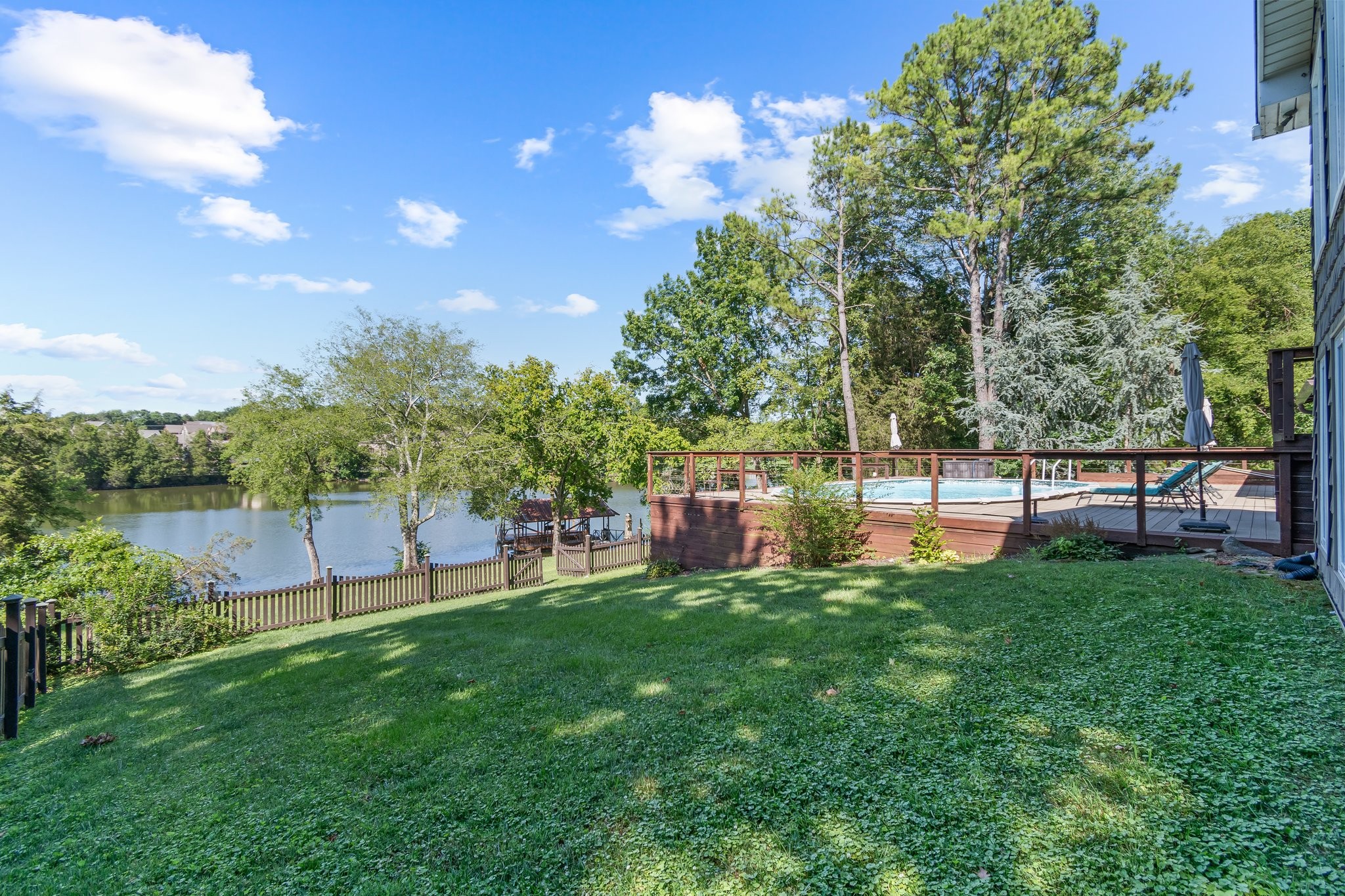 391 Lakeshore Dr