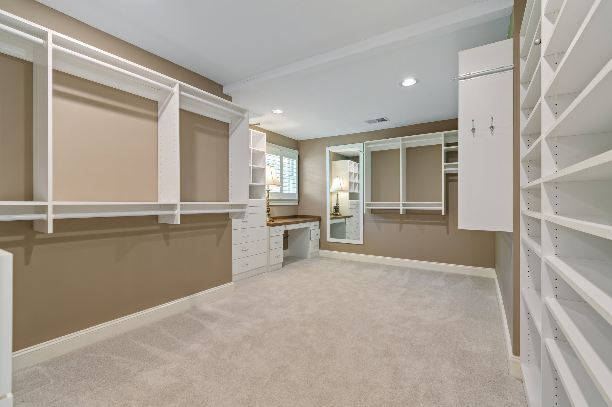 391 Lakeshore Dr