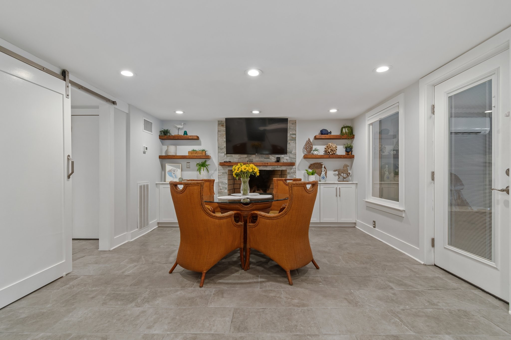 391 Lakeshore Dr