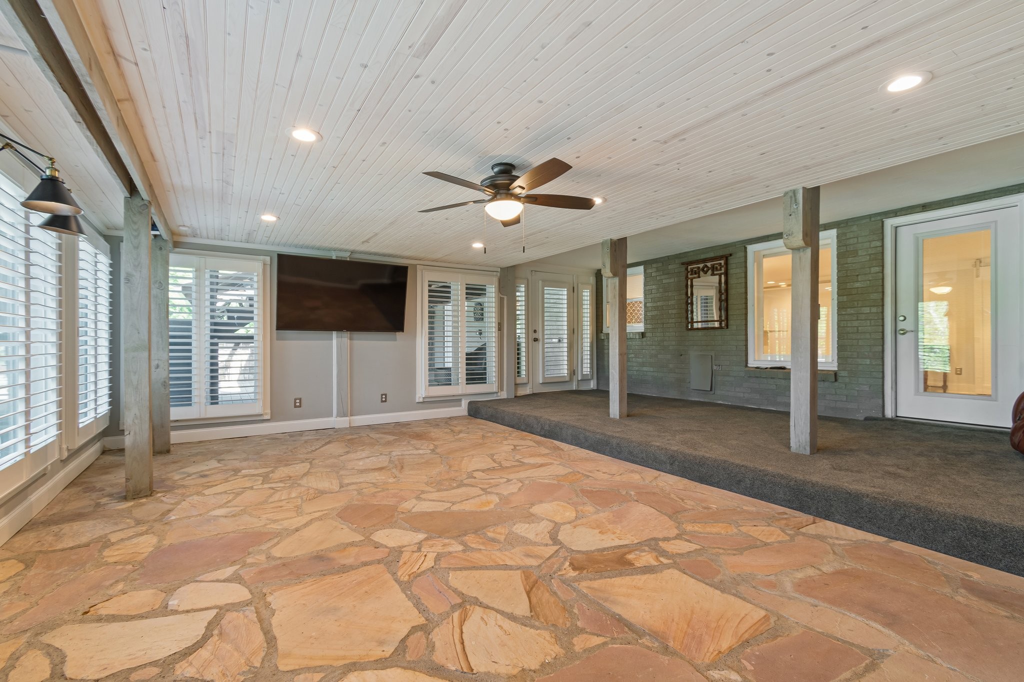 391 Lakeshore Dr