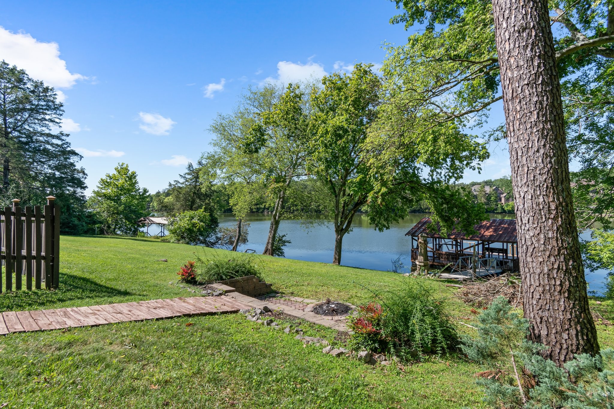 391 Lakeshore Dr