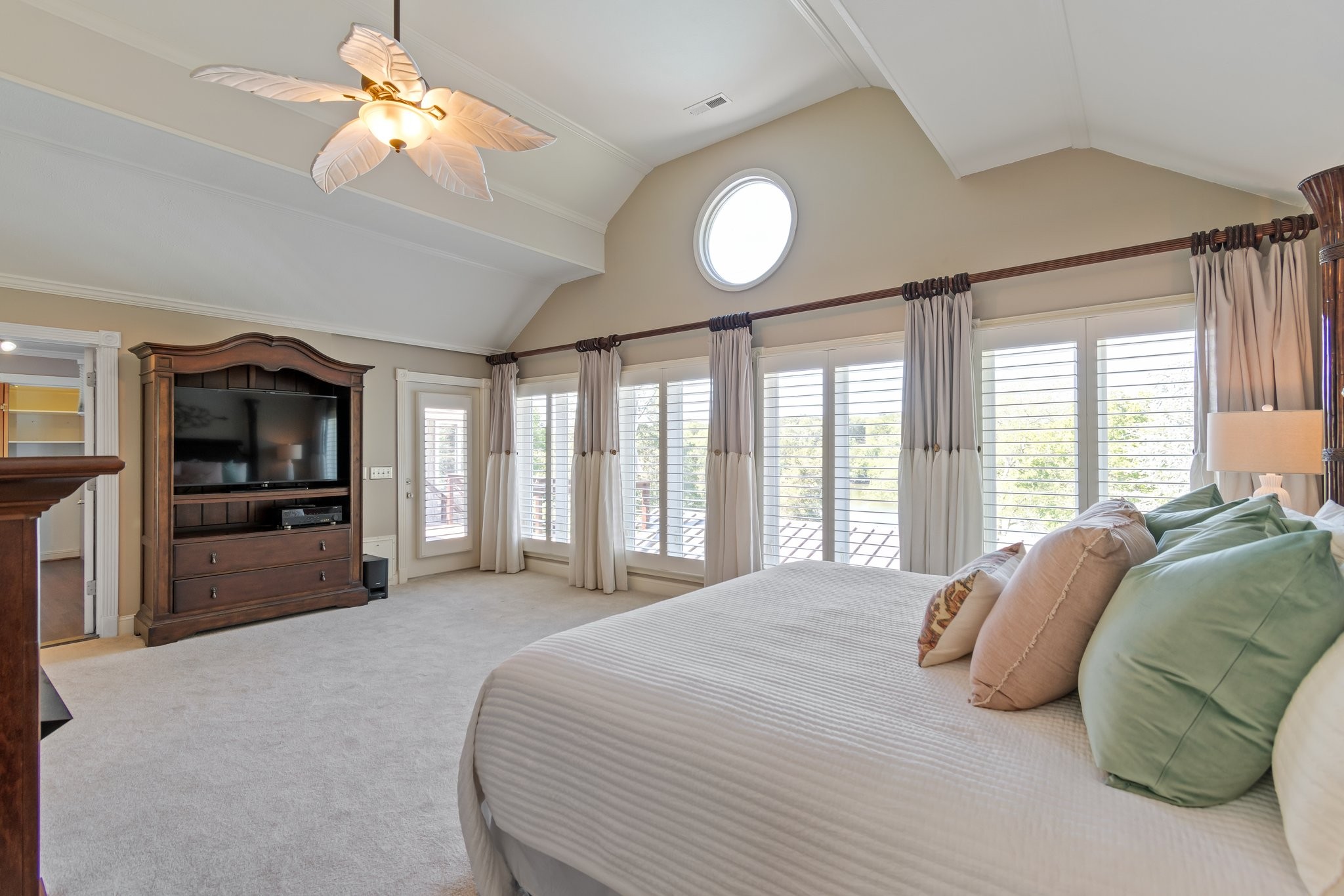 391 Lakeshore Dr